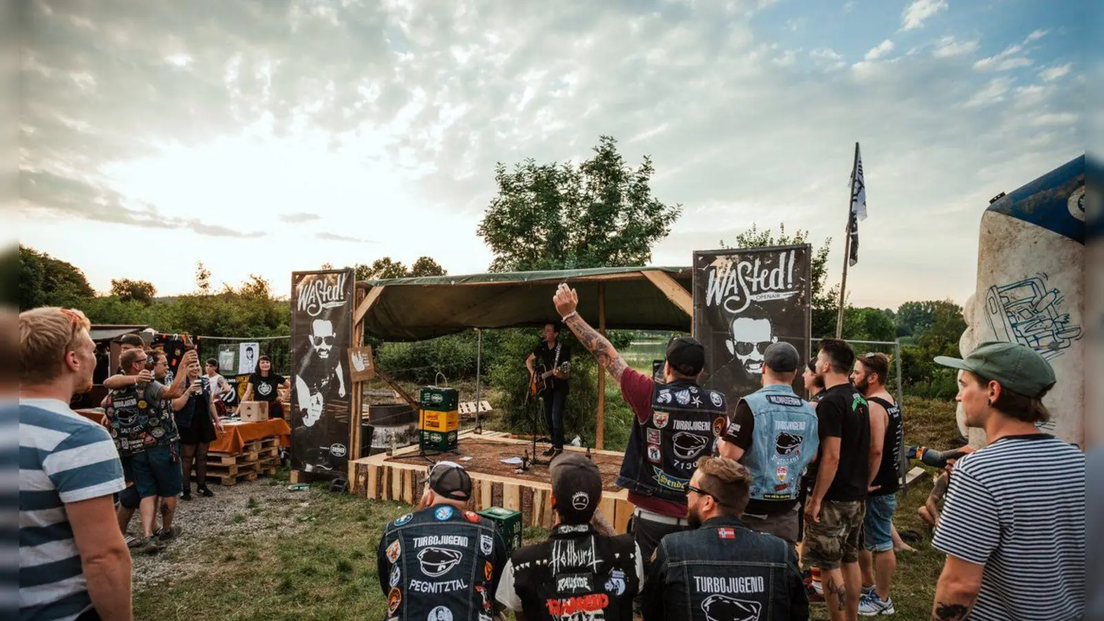 Vom 15. bis 17. Juni verwandelt sich der Obernzenner See wieder in ein Punk-Paradies – beim Wasted OpenAir.  (Foto: Melanie Werner)