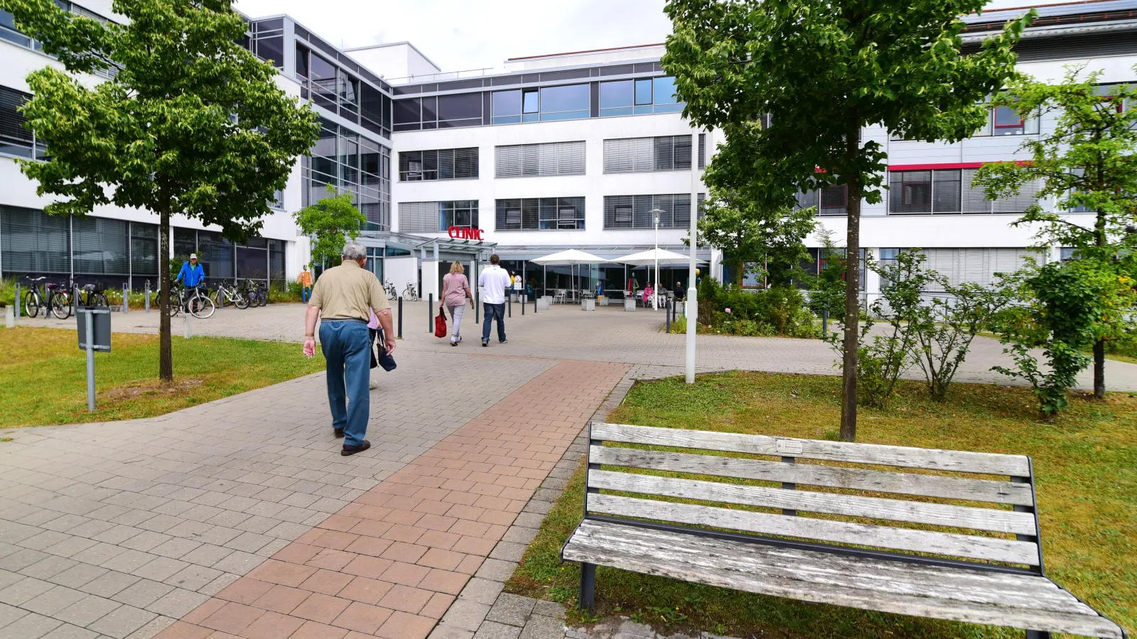 Der Eingang zur Klinik in Neuendettelsau. (Archivbild: Jim Albright)