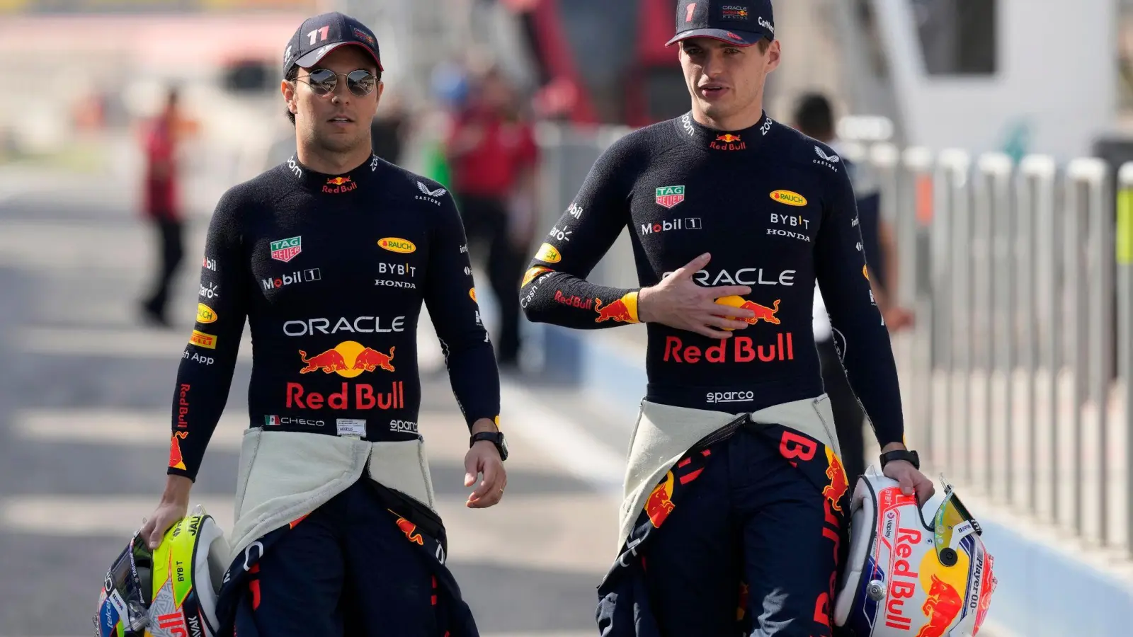 Max Verstappen (r) von Oracle Red Bull und Teamkollege Sergio Perez kämpfen in dieser Saison um die Weltmeisterschaft. (Foto: Frank Augstein/AP/dpa)