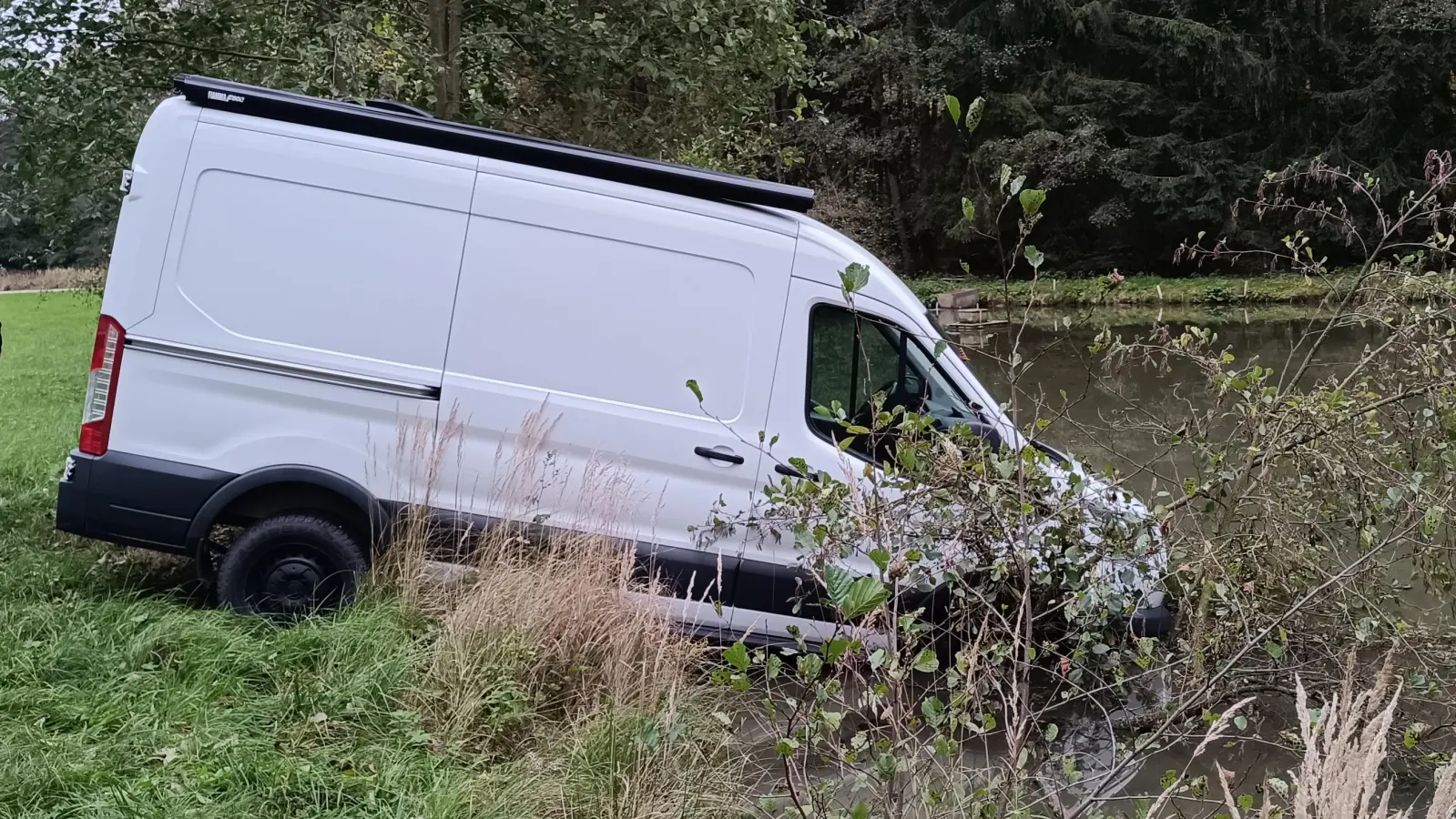 Die Feuerwehr gab schnell Entwarnung: In den Weiher lief kein Sprit oder Öl.  (Foto: Rainer Weiskirchen / FFW Neustadt/Aisch)