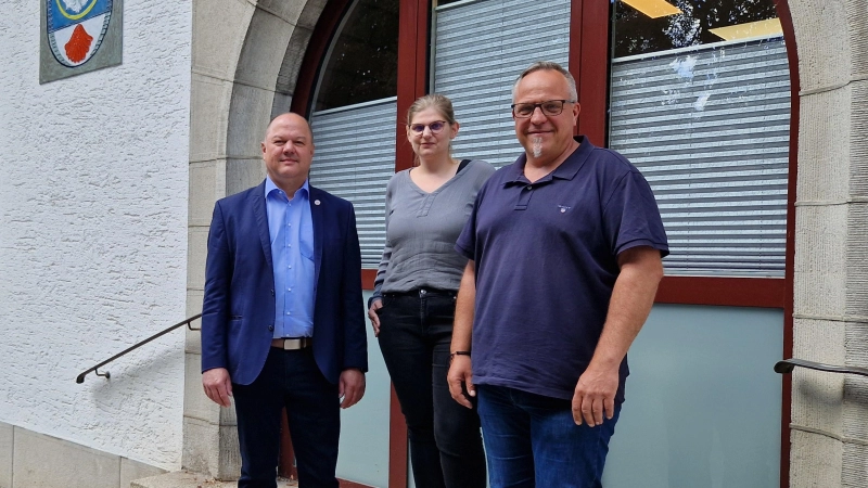 Bürgermeister Bernd Meyer (Sachsen bei Ansbach), Umsetzungsmanagerin Janine Mändlein und Bürgermeister Christoph Schmoll (Neuendettelsau) freuen sich, dass der Zweckverband nun richtig loslegen kann (von links). (Foto: Andrea Walke)
