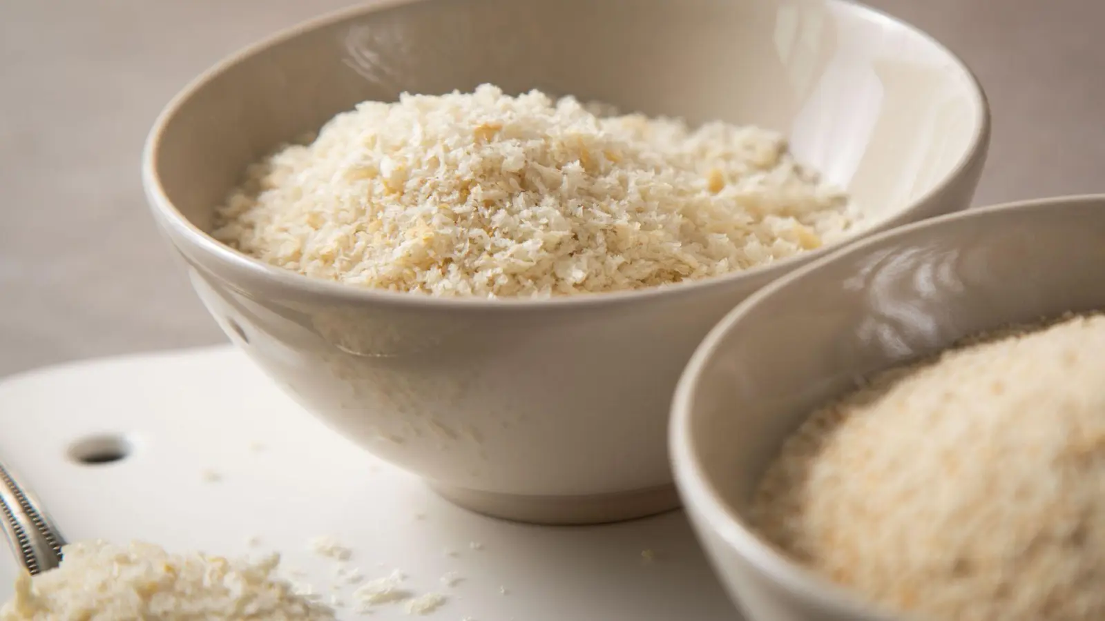 Leicht und knusprig: Die luftige Struktur von Panko sorgt beim Frittieren für eine besonders krosse Textur. (Foto: Christin Klose/dpa-tmn)