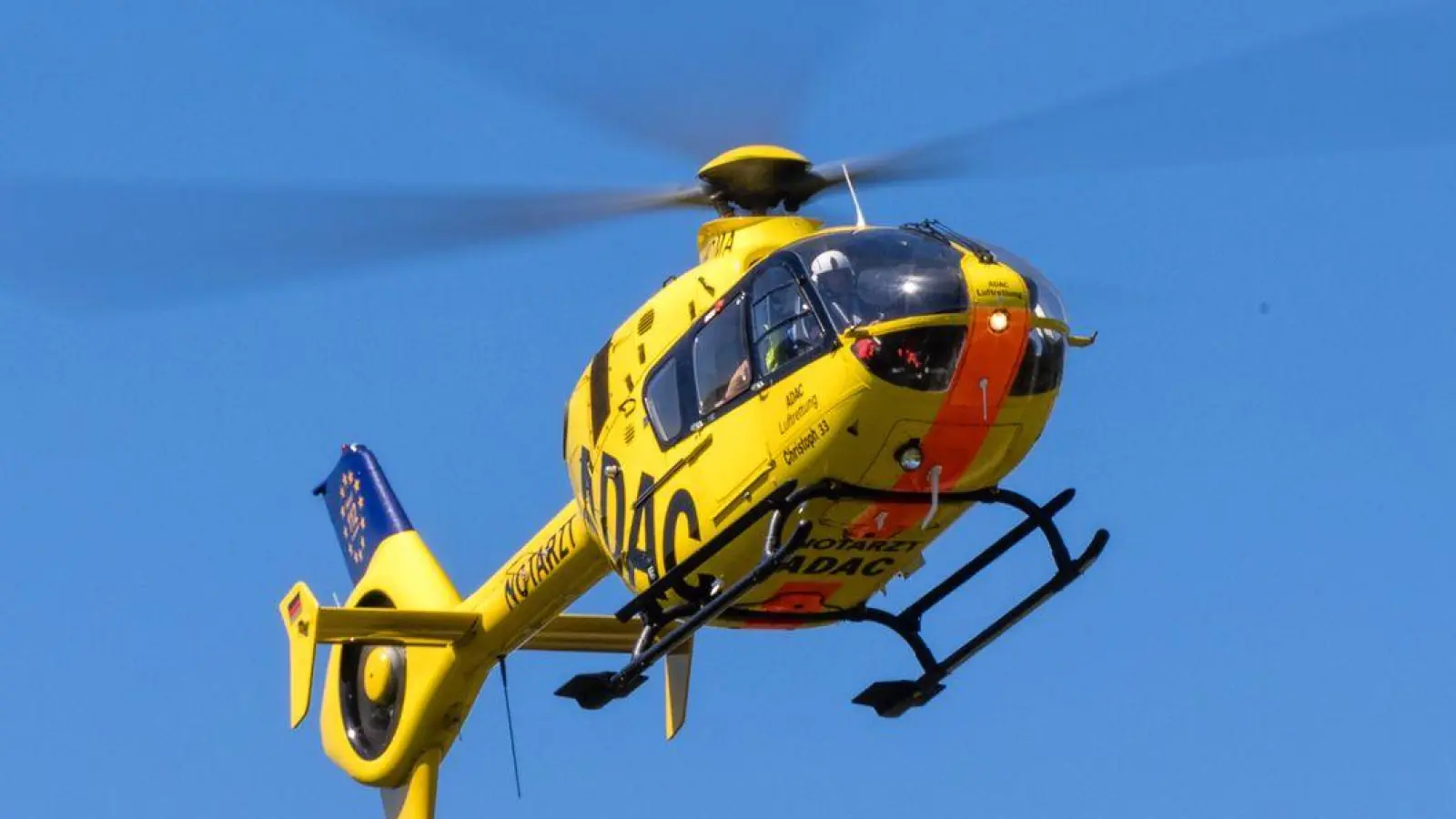 Mit einem Hubschrauber wurde ein Notarzt zu der Unglücksstelle geflogen. (Symbolbild) (Foto: Frank Hammerschmidt/dpa)
