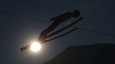 Karl Geiger legt einen schwachen Quali-Sprung hin. (Foto: Daniel Karmann/dpa)