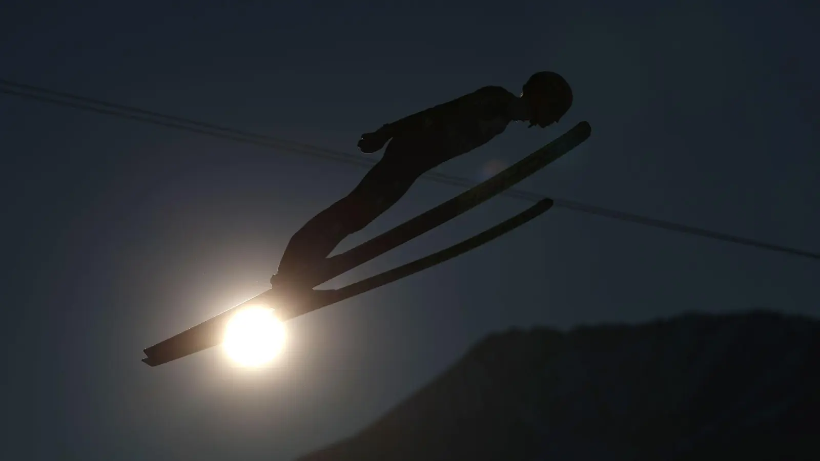 Karl Geiger legt einen schwachen Quali-Sprung hin. (Foto: Daniel Karmann/dpa)