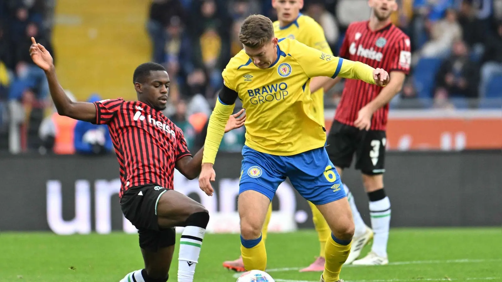 Bleibt in Braunschweig: Die bisherige Nürnberger Leihgabe Florian Flick (r). (Foto: Swen Pförtner/dpa)