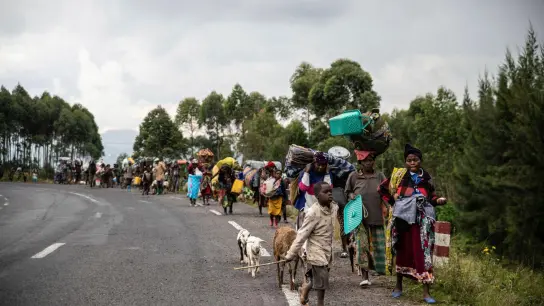 Menschen in Kibumba in der Demokratischen Republik Konglo fliehen Ende Mai vor Kämpfen zwischen kongolesischen Streitkräften und Rebellen in das benachbarte Uganda. (Foto: Moses Sawasawa/AP/dpa/Archiv)