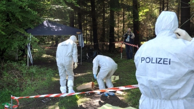 Kriminalbeamte untersuchen im Juni 2010 bei Heidenheim-Nietheim den Waldboden. (Foto: Stefan Puchner/dpa)