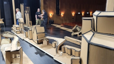 Im Theater von Hamburg-Harburg angekommen: Das Bühnenbild der „Dreigroschenoper“ ist ausgepackt und wird gleich nach oben gehievt. Bei der Vorstellung hängen die Häuser mit den Dächern nach unten. (Foto: Axel Krauße)