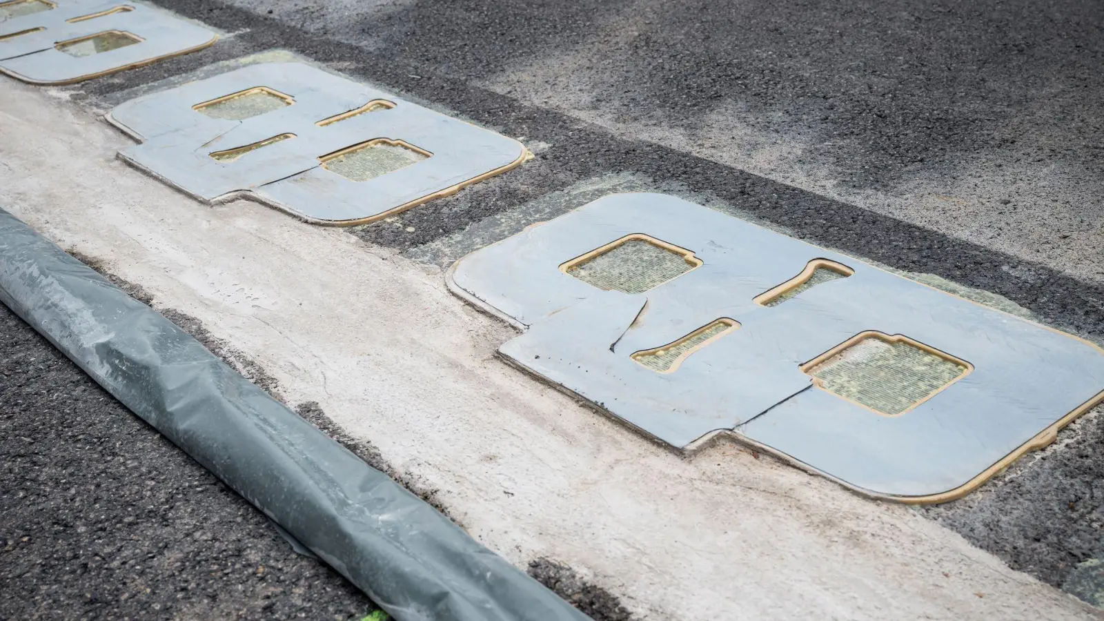 Ladespulen für Elektroautos auf der Autobahn. Die Autobahn GmbH des Bundes testet eine israelische Technologie. (Foto: Daniel Vogl/dpa)