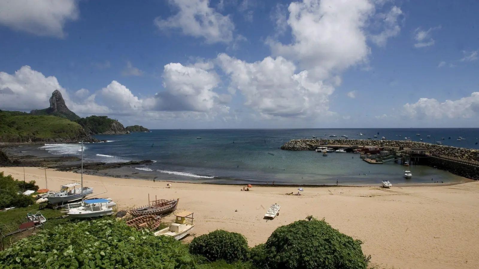 Vor der Küste des Inselparadies' Fernando de Noronha geschah das Unglück, bei dem ein Crew-Mitglied der „Malizia Explorer“ ums Leben kam. (Archivbild) (Foto: Moreira/epa/efe/dpa)