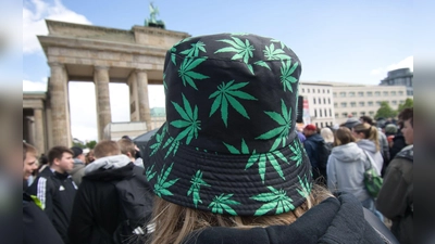 Tausende Menschen feierten am Brandenburger Tor bei der Kundgebung und dem Fest zur Legalisierung von Cannabis. (Foto: Paul Zinken/dpa)