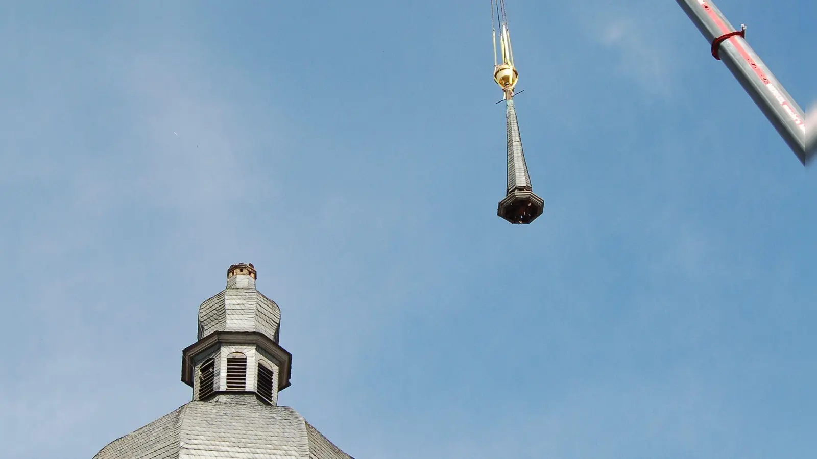 Die Turmspitze der Jakobuskirche hing gestern am Haken. Sie wird saniert, genauso wie der komplette Zwiebelturm. (Foto: Christa Frühwald)