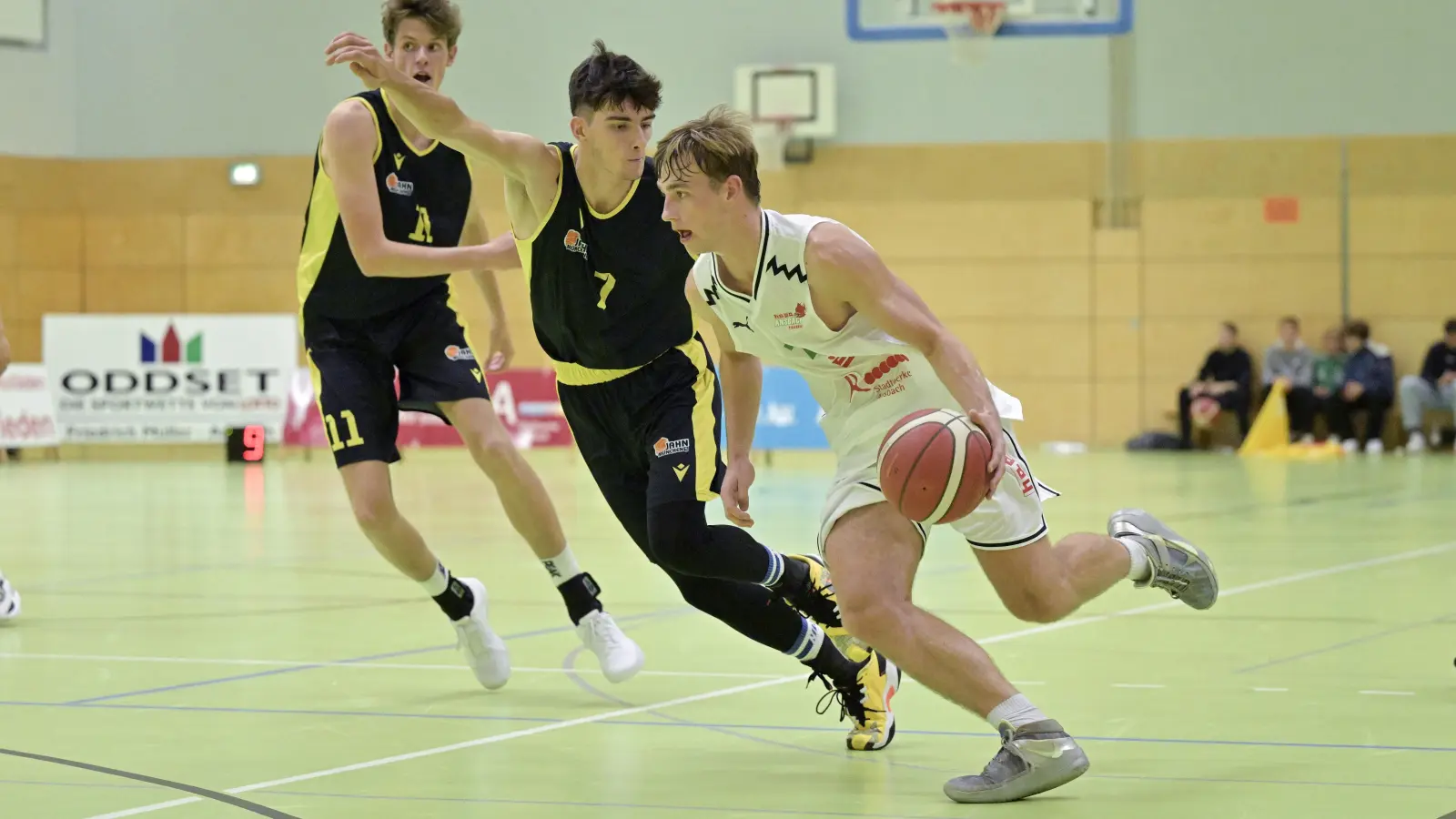 Im Hinspiel wurde Simon Feneberg (rechts) von der TS Jahn München (Mateo Jukic) gut verteidigt. Beim 69:66-Sieg im Rückspiel war er mit 19 Punkten der Topscorer auf dem Feld. (Foto: Martin Rügner)