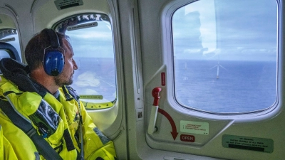 Kronprinz Haakon von Norwegen betrachtet den schwimmenden Offshore-Windpark von oben. (Foto: Ole Berg-Rusten/NTB Scanpix/AP/dpa)
