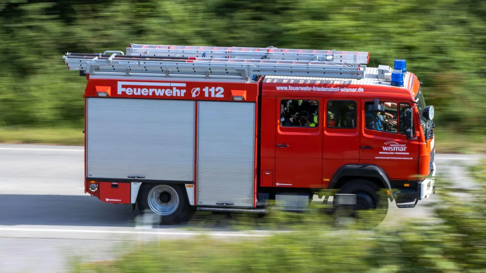 Ein Löschfahrzeug der Feuerwehr fährt zu einem Einsatz. (Foto: Jens Büttner/dpa-Zentralbild/dpa/Symbolbild)