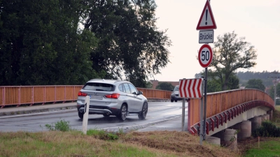 Marode Brücke im Regen: Die Tage des Bauwerks über die Aisch bei Gutenstetten sind gezählt. (Foto: Christa Frühwald)