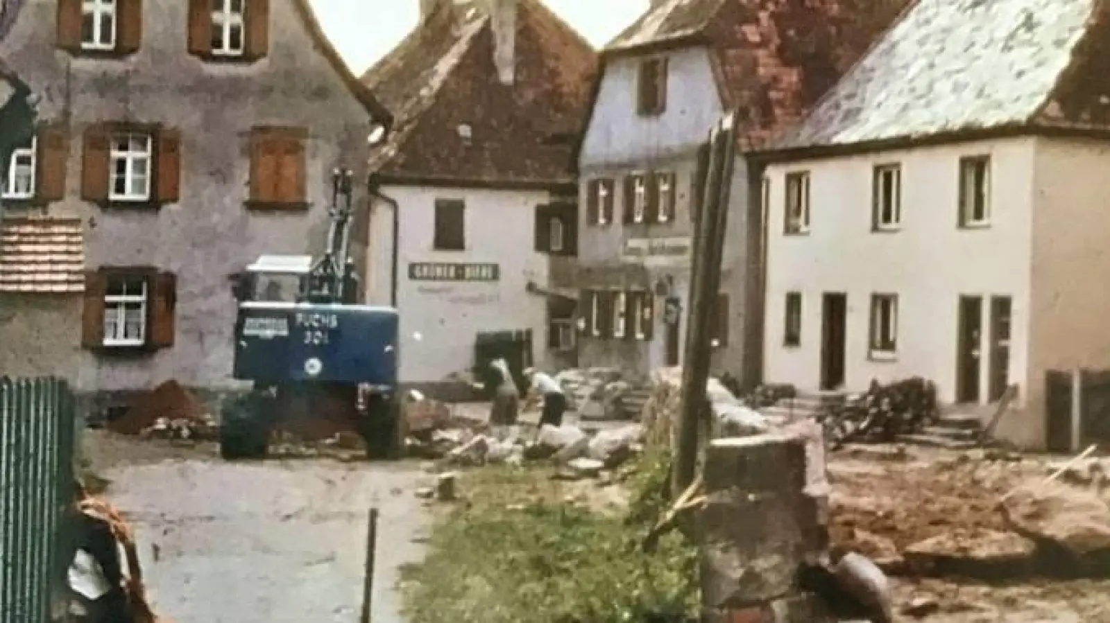 Auf diesem Foto aus den 1950er Jahren sieht man noch die Reste des Wasserwalls, der Markt Erlbach umgab. Das Haus hinter dem Bagger ist das Anwesen Kandel. (Foto: Gerhard Hagen)