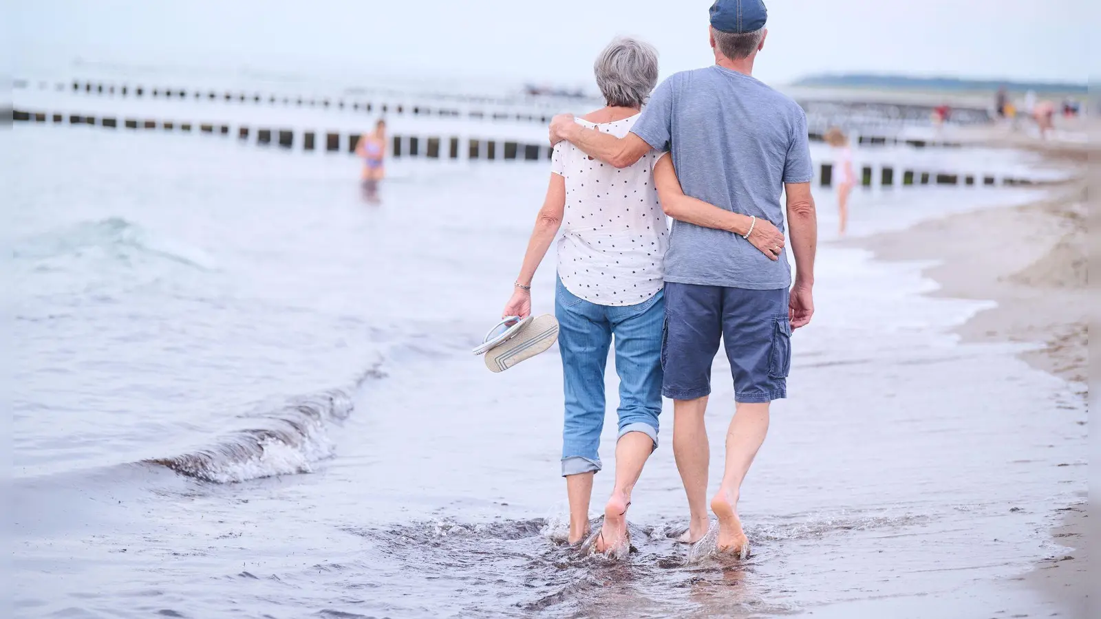 Im Ruhestand unbeschwert leben - das wollen auch Selbstständige und Freiberufler. Für ihre Altersvorsorge müssen sie aber selbst aktiv werden. (Foto: Annette Riedl/dpa/dpa-tmn)