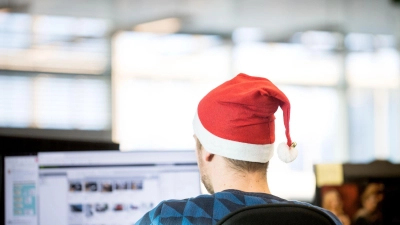 Wenn im Büro die besinnliche Zeit anbricht, ist mehr Raum für Gespräche (Foto: Zacharie Scheurer/dpa-tmn)