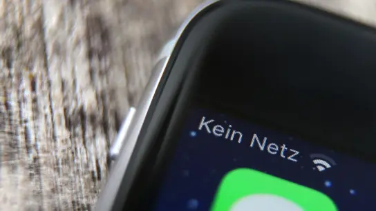Die Aufschrift „Kein Netz“ ist auf dem Bildschirm eines Mobiltelefons zu sehen. (Foto: Karl-Josef Hildenbrand/dpa)