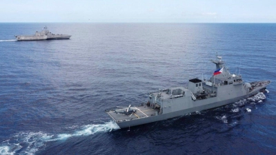 China wirft den USA vor, die „USS Gabrielle Giffords“ (l) habe sich ohne Genehmigung dem Ren&#39;ai-Riff genähert. (Foto: Uncredited/ARMED FORCES OF THE PHILIPPINES/AP/dpa)