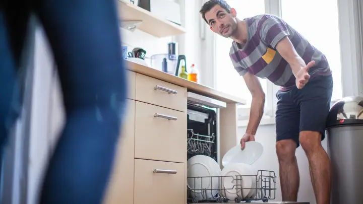 Warum hast du die Spülmaschine schon wieder nicht ausgeräumt? Unterschiedliche Auffassungen zur Hausarbeit bergen Konfliktpotenzial. (Foto: Christin Klose/dpa-tmn)