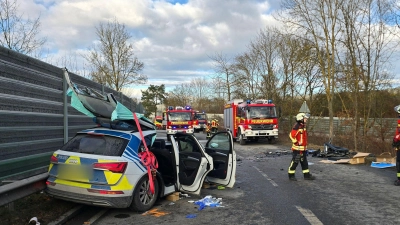 Bei einem Verkehrsunfall mit drei Fahrzeugen, darunter ein Polizeiauto, sind vier Menschen verletzt worden.  (Foto: Moller-Schuh/Vifogra GmbH/dpa)