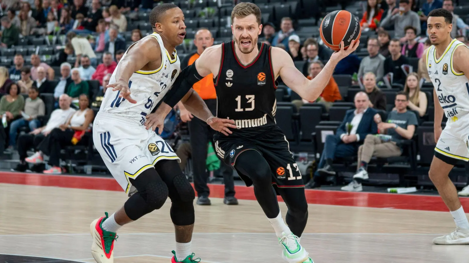Will mit den Bayern diesmal in Europa besser performen also noch in der Vorsaison: Andreas Obst (rechts). (Foto: Helen Fiona/dpa)