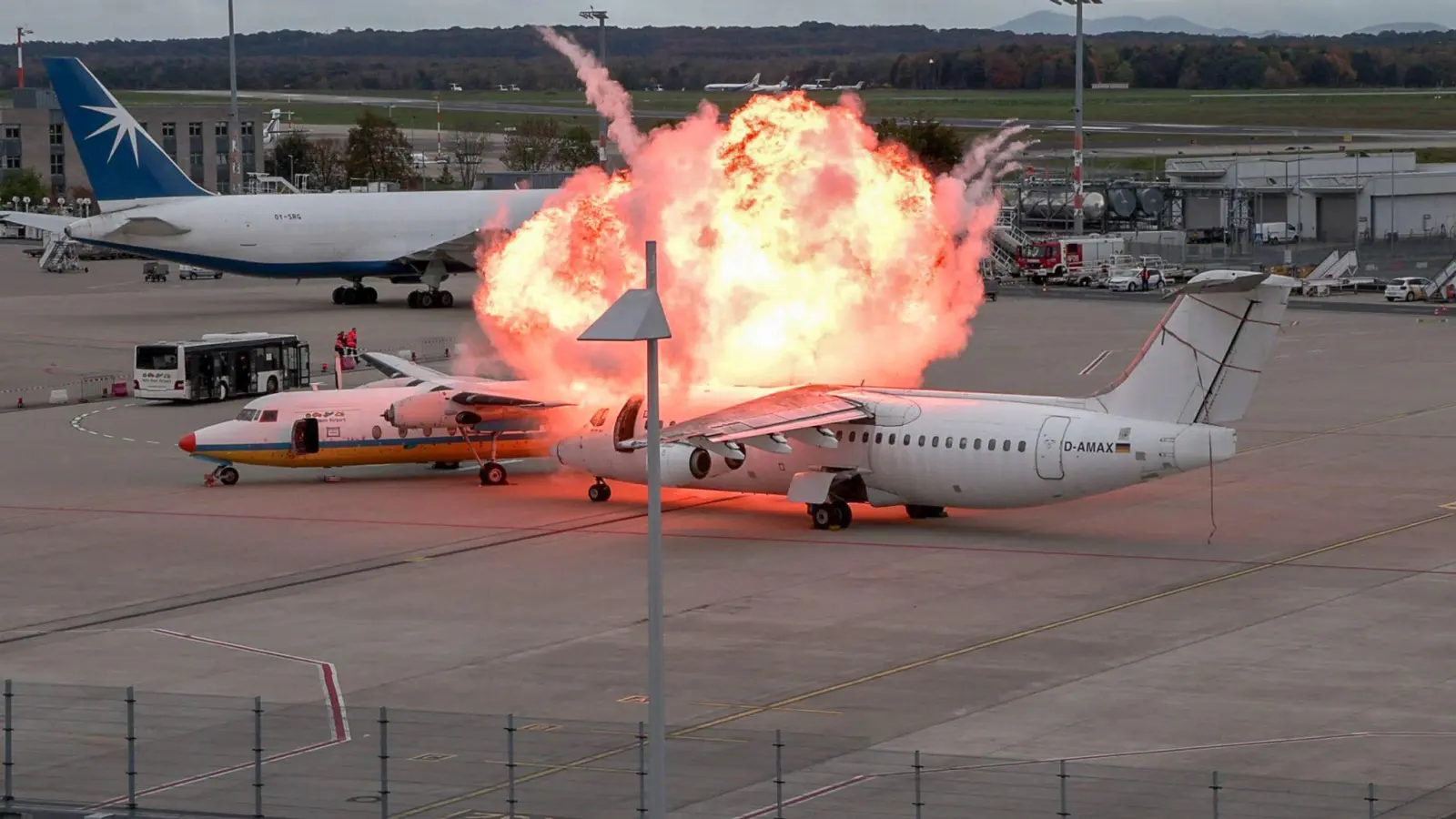 Am Flughafen Köln/Bonn haben Einsatzkräfte für den Notfall geübt. (Foto: dpa)