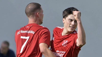 Ein Aufsteiger mischt die Liga auf. Beim Landesliga-Kreisrivalen SVG Steinachgrund feierte der TSC Neuendettelsau einen überraschend klaren 4:0-Erfolg. Hier jubeln Torschütze Paul Beil (rechts) und Moritz Ortner über den dritten Treffer. (Foto: Martin Rügner)