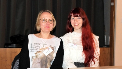 Katja Friedel (links) und Darlin Otto (rechts) wurden bei der Vollversammlung des Kreisjugendrings in Colmberg zu Beisitzerinnen im Vorstand gewählt. (Foto: Diane Mayer)