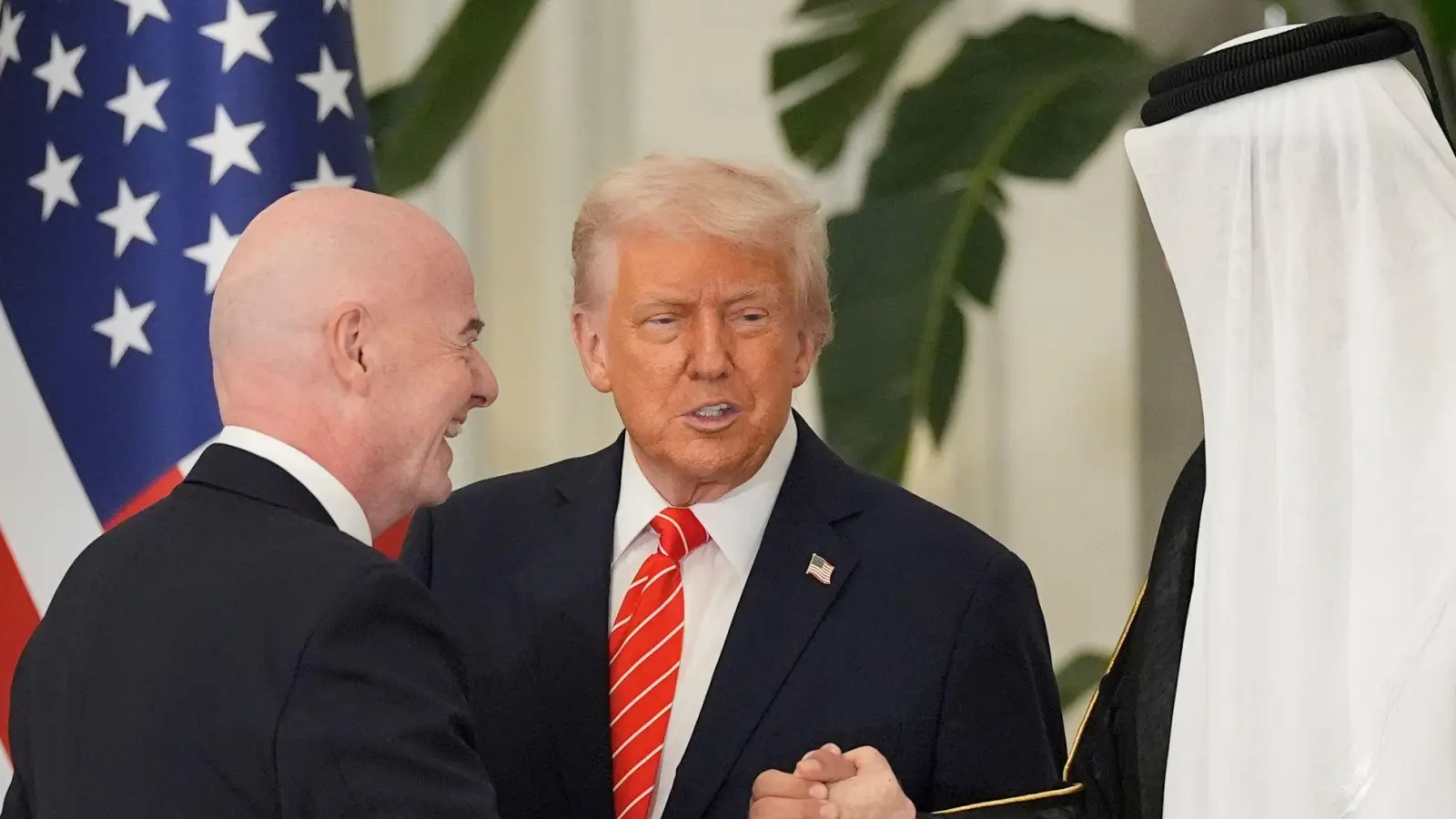 FIFA-Chef Infantino hält enge Bande zum US-Präsdienten und nach Saudi-Arabien.  (Foto: Alex Brandon/AP/dpa)