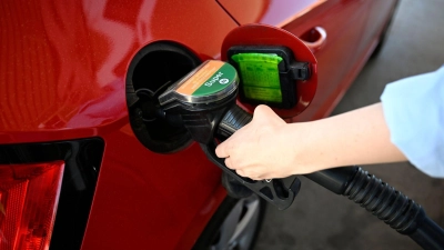 Teures Tanken: Die Energiepreise beeinflussen die Inflation stark (Archivbild) (Foto: Philip Dulian/dpa)