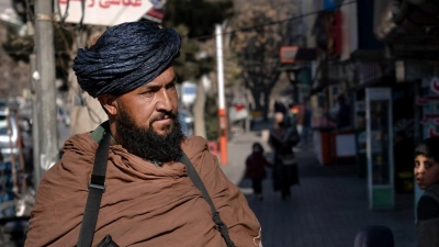 Ein Taliban-Kämpfer steht Wache (Archivfoto). Immer wieder kommt es in Afghanistan zu Einschüchterungen und willkürlichen Festnahmen. (Foto: Ebrahim Noroozi/AP/dpa)