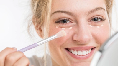 Layering statt dicker Schicht: Leichte Augenschatten deckt ein feuchtigkeitsspendender Concealer ab, während bei stärkeren Verfärbungen ein Color Corrector und Concealer in Kombination helfen. (Foto: Christin Klose/dpa-tmn)