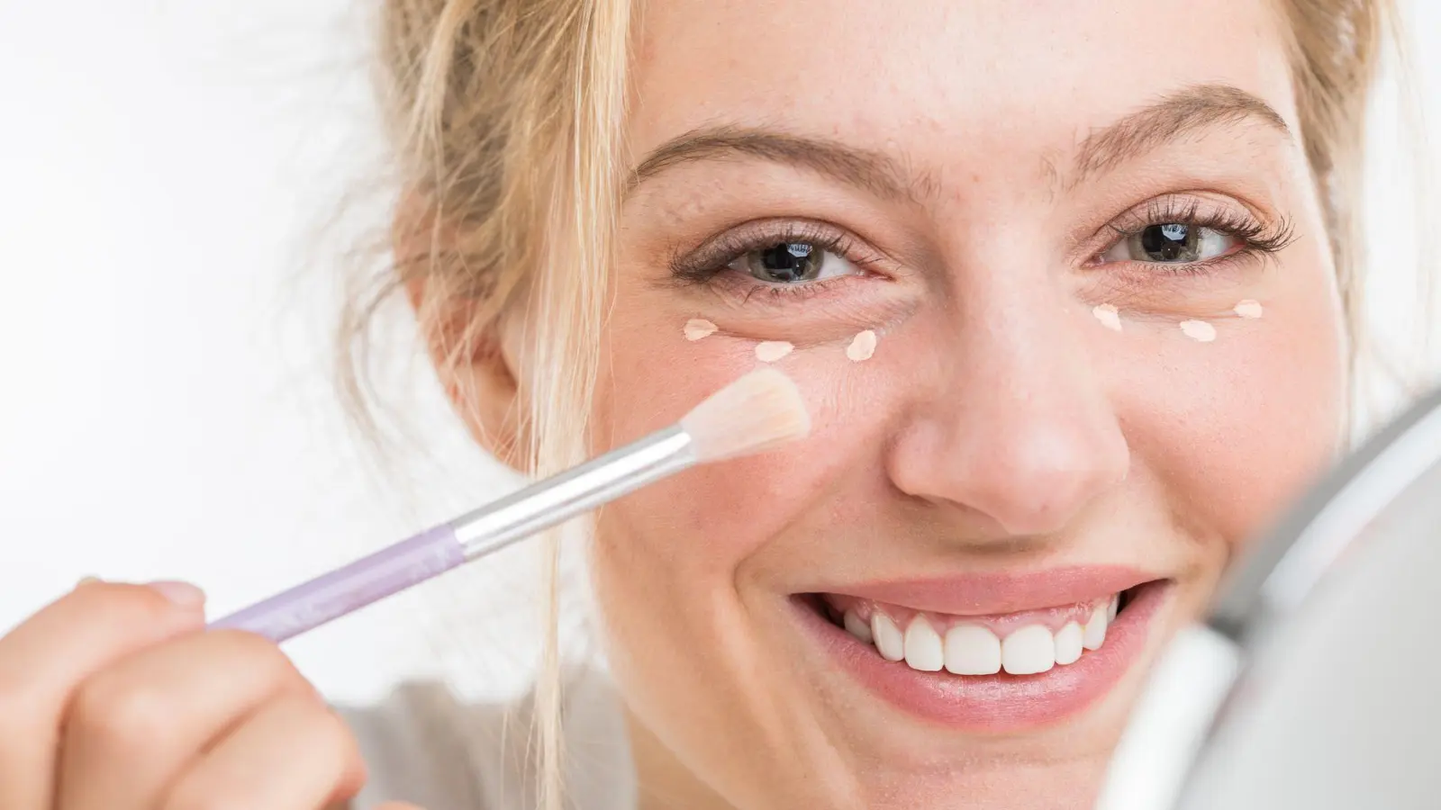 Layering statt dicker Schicht: Leichte Augenschatten deckt ein feuchtigkeitsspendender Concealer ab, während bei stärkeren Verfärbungen ein Color Corrector und Concealer in Kombination helfen. (Foto: Christin Klose/dpa-tmn)