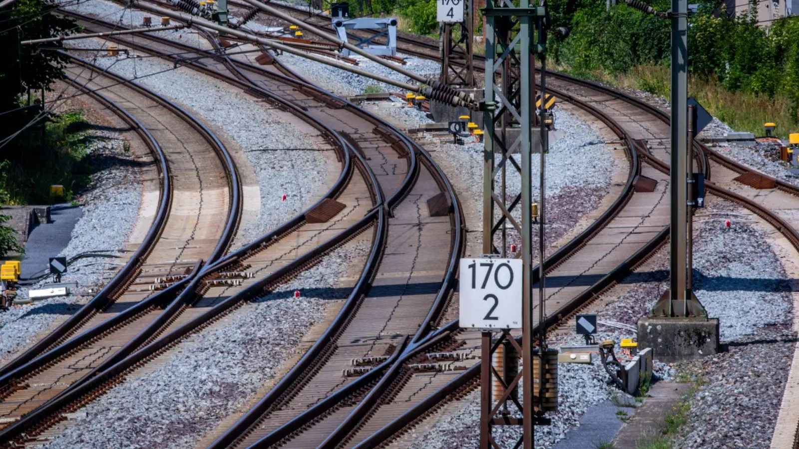 Der Bund gibt inzwischen deutlich mehr Geld für die Verbesserung des Schienennetzes aus. Allein 2,2 Milliarden Euro fließen in die Komplettsanierung der Strecke Hamburg-Berlin. (Archivbild) (Foto: Jens Büttner/dpa)