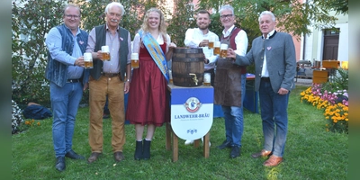 Stießen bei der Bierprobe auf eine friedliche und fröhliche Mooswiese an: Festwirt Christian Papert, Landwehr-Brauereichef Gerhard Ilgenfritz, Landwehr-Bierkönigin Maria I., Braumeister Friedrich Pehl, Bürgermeister Patrick Ruh und Festwirt Joachim Papert (v. li. n. re.). (Foto: Peter Tippl)