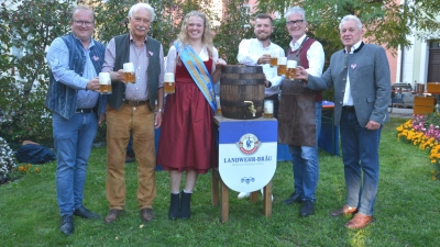 Stießen bei der Bierprobe auf eine friedliche und fröhliche Mooswiese an: Festwirt Christian Papert, Landwehr-Brauereichef Gerhard Ilgenfritz, Landwehr-Bierkönigin Maria I., Braumeister Friedrich Pehl, Bürgermeister Patrick Ruh und Festwirt Joachim Papert (v. li. n. re.). (Foto: Peter Tippl)
