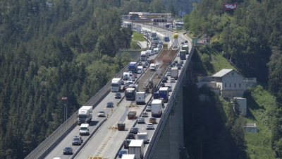 Die wichtige Alpenroute wird an einem starken Reisewochende blockiert. (Archivbild) (Foto: Zeitungsfoto.At/APA/dpa)