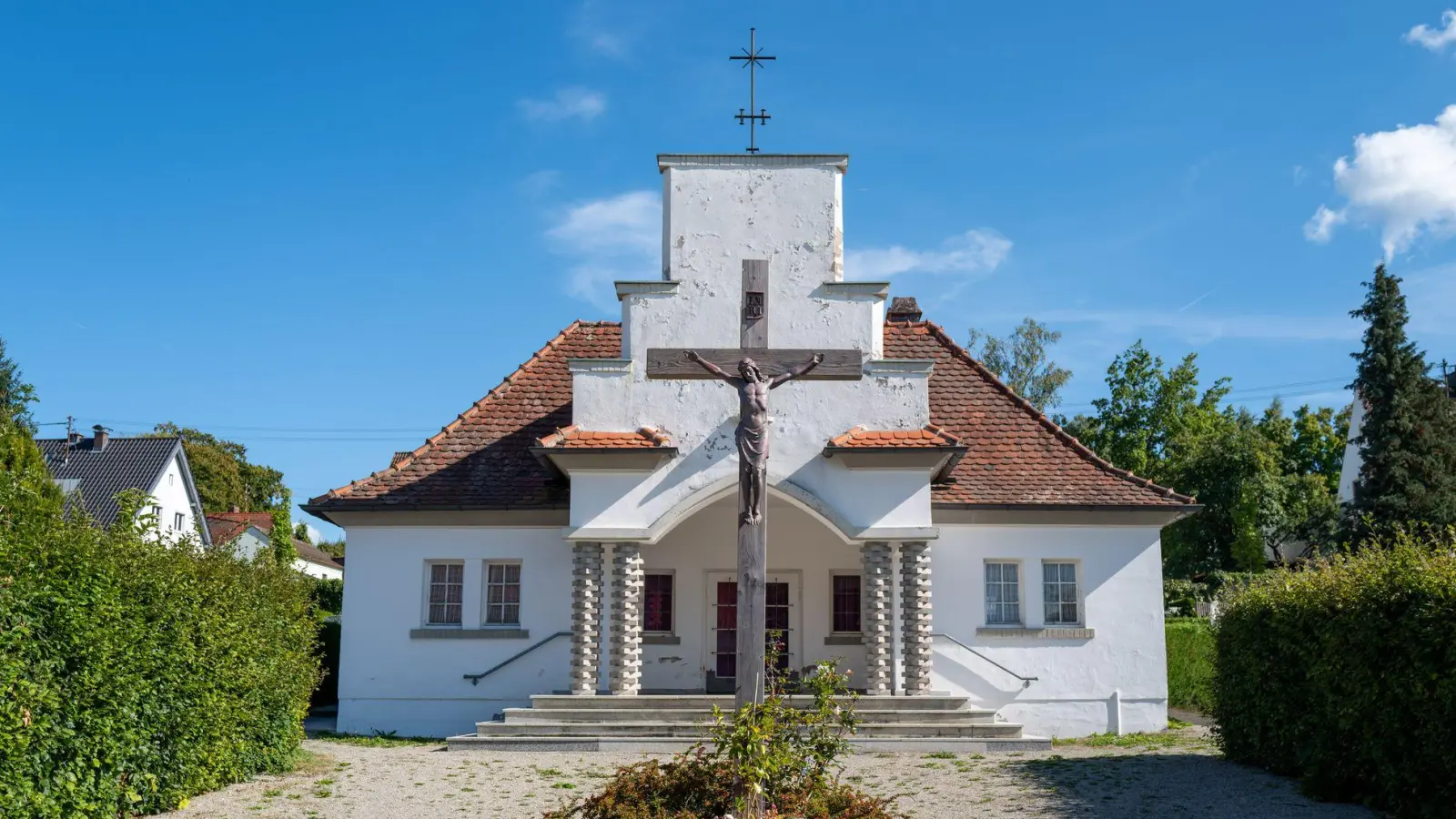 Beim diesjährigen Denkmalschutztag ist die Aussegnungshalle im Neusäßer Ortsteil Steppach möglicherweise das letzte Mal geöffnet. Die Stadt Neusäß will die Halle abreißen lassen und ein neues Friedhofsgebäude errichten. (Archivbild) (Foto: Ulf Vogler/-/dpa)
