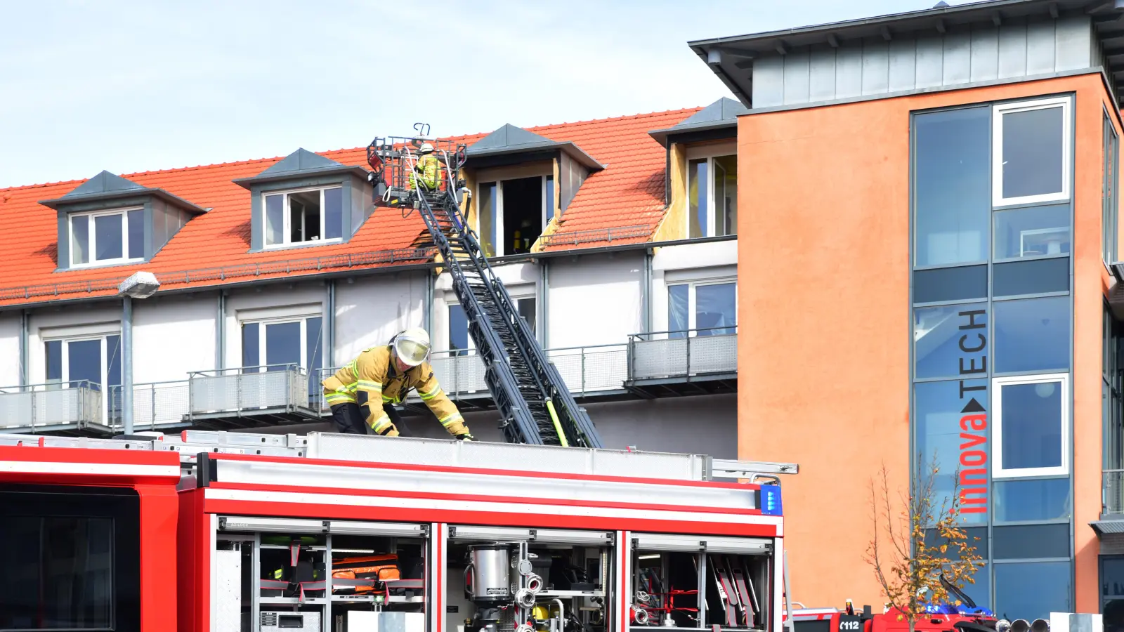 Die Ansbacher Feuerwehr rückte mit der Drehleiter an und hatte den Brand in der Louis-Schmetzer-Straße schnell im Griff. (Foto: Sarina Schwinn)