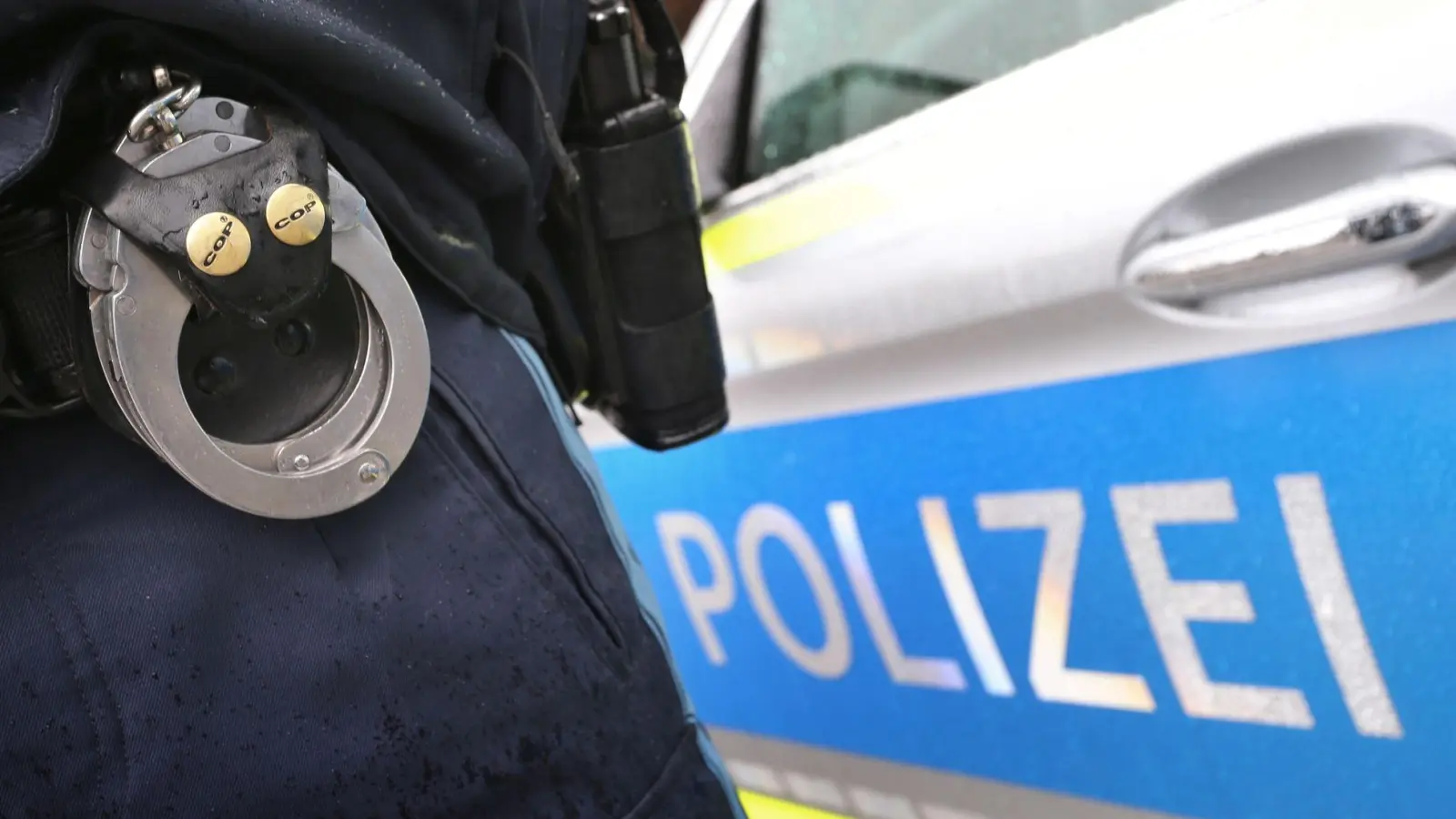 Ein 45-Jähriger hat zwei Polizeibeamte, die zu einem Einsatz in Neuendettelsau gerufen wurden, angegriffen und verletzt. (Symbolbild: Karl-Josef Hildenbrand/dpa)