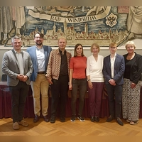 Stella Bartels-Wu (3. von rechts) freut sich mit ihren Mitstreitern und Bad Windsheims Bürgermeister Philipp Flierl (1. von links) über die Vorstellung der Bayerischen Bibliothekenstraße. (Foto: Alexander Rausch)