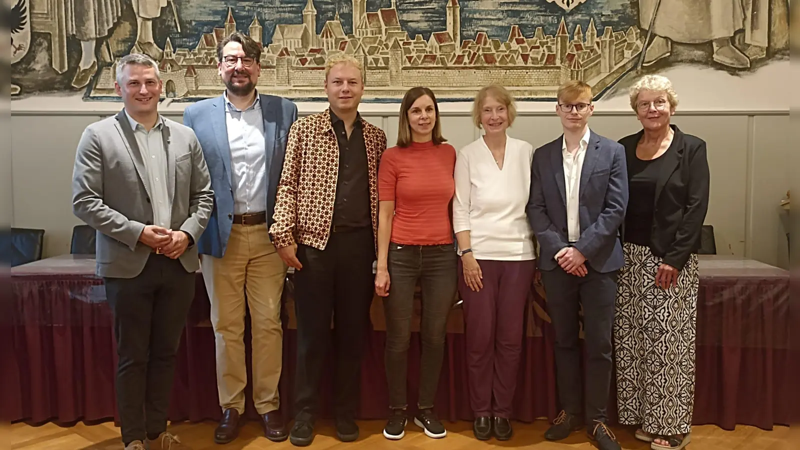 Stella Bartels-Wu (3. von rechts) freut sich mit ihren Mitstreitern und Bad Windsheims Bürgermeister Philipp Flierl (1. von links) über die Vorstellung der Bayerischen Bibliothekenstraße. (Foto: Alexander Rausch)