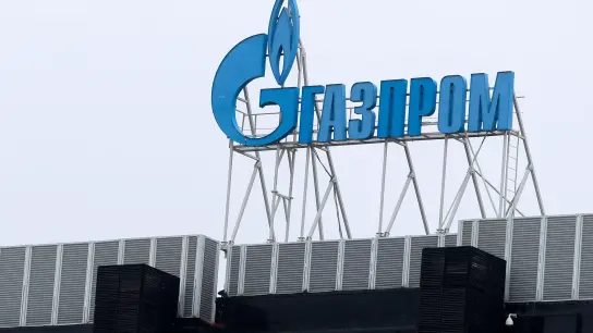 Der russische Energieriese Gazprom zahlt für das vergangene Jahr überraschend keine Dividende und ist an der Börse dadurch abgestürzt. (Foto: Igor Russak/dpa)