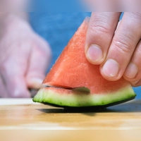 Der hellgrüne Rand von Wassermelonen wird meist verschmäht, lässt sich aber in der Küche vielseitig verwenden. (Foto: Andrea Warnecke/dpa-tmn)
