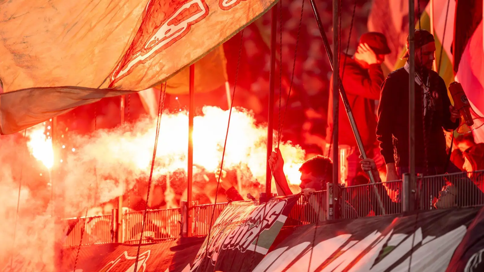 Für das Abbrennen von Pyrotechnik im Heimspiel gegen den SC Paderborn bittet der DFB Hannover 96 nun zur Kasse.  (Foto: David Inderlied/dpa)