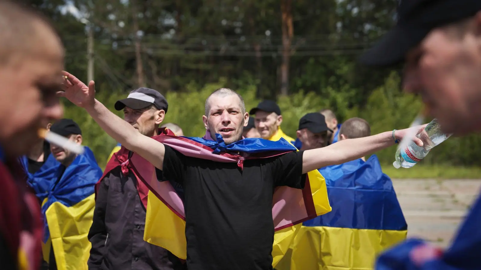 Der Austausch von Gefangenen läuft, auch wenn beide Seiten einander immer wieder Verzögerungen vorwerfen.  (Foto: Uncredited/Ukrainian Presidential Press Office/AP/dpa)